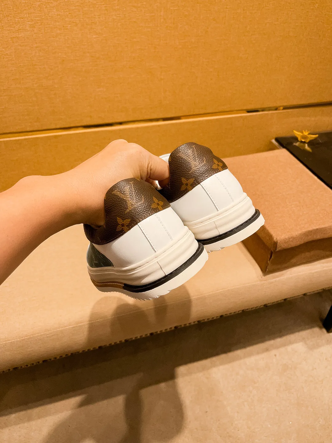 🚘🚘Factory batch 420💰[LV]🔥Louis Vuitton, a high-end men's shoe brand, official website 1:1 latest masterpiece: the upper is made of first-layer cowhide imported from Italy with a comfortable and breathable lining➕original non-slip and wear-resistant outsole🔥, making walking more convenient and comfortable! An exclusive new model, a stunning work, a beautiful 1:1 replica [color] compared to the official quality! Create a fashionable personality to set off your uniqueness! A must-have for trendy men! Classic🔥Size: 38-44 Color: Lee🔥 1⃣️color available🔥.